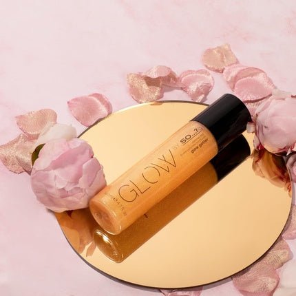 So… Glow par So...? 's Glow Getter Perfume Mist Illuminating Shimmer Body Mist Eau de Toilette (EDT) Femme 140ml - Maison des fragrances