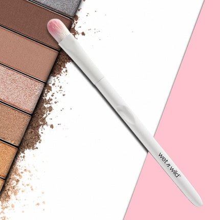 Wet 'N' Wild Large Eyeshadow Brush with Rounded Design - Maison des fragrances